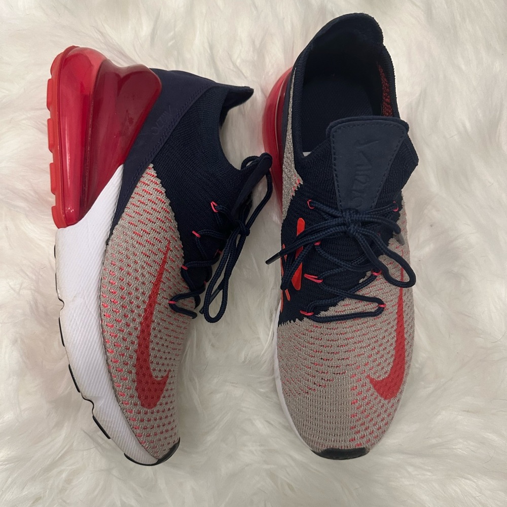 Nike running shoes, minimal wear, great condition. Nike air27c
